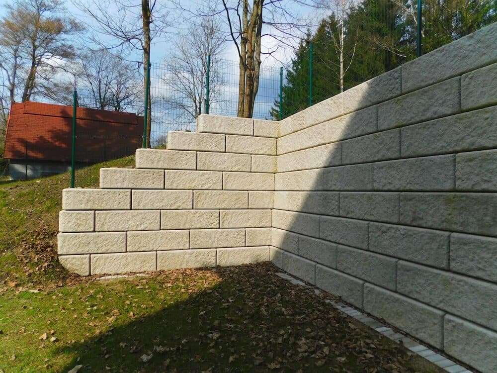 Dokončená opěrná zeď Easyblock v krajině